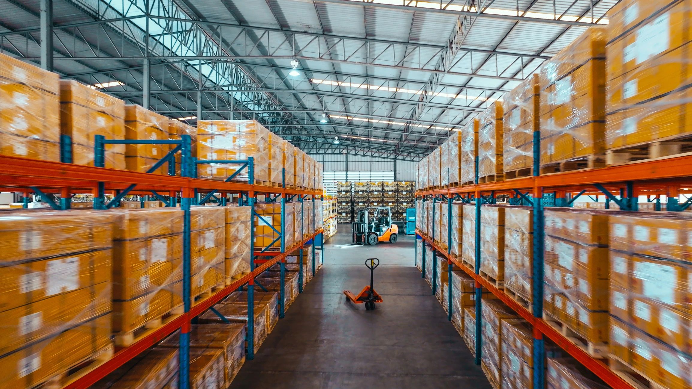 Estanterías con productos disponibles en almacén