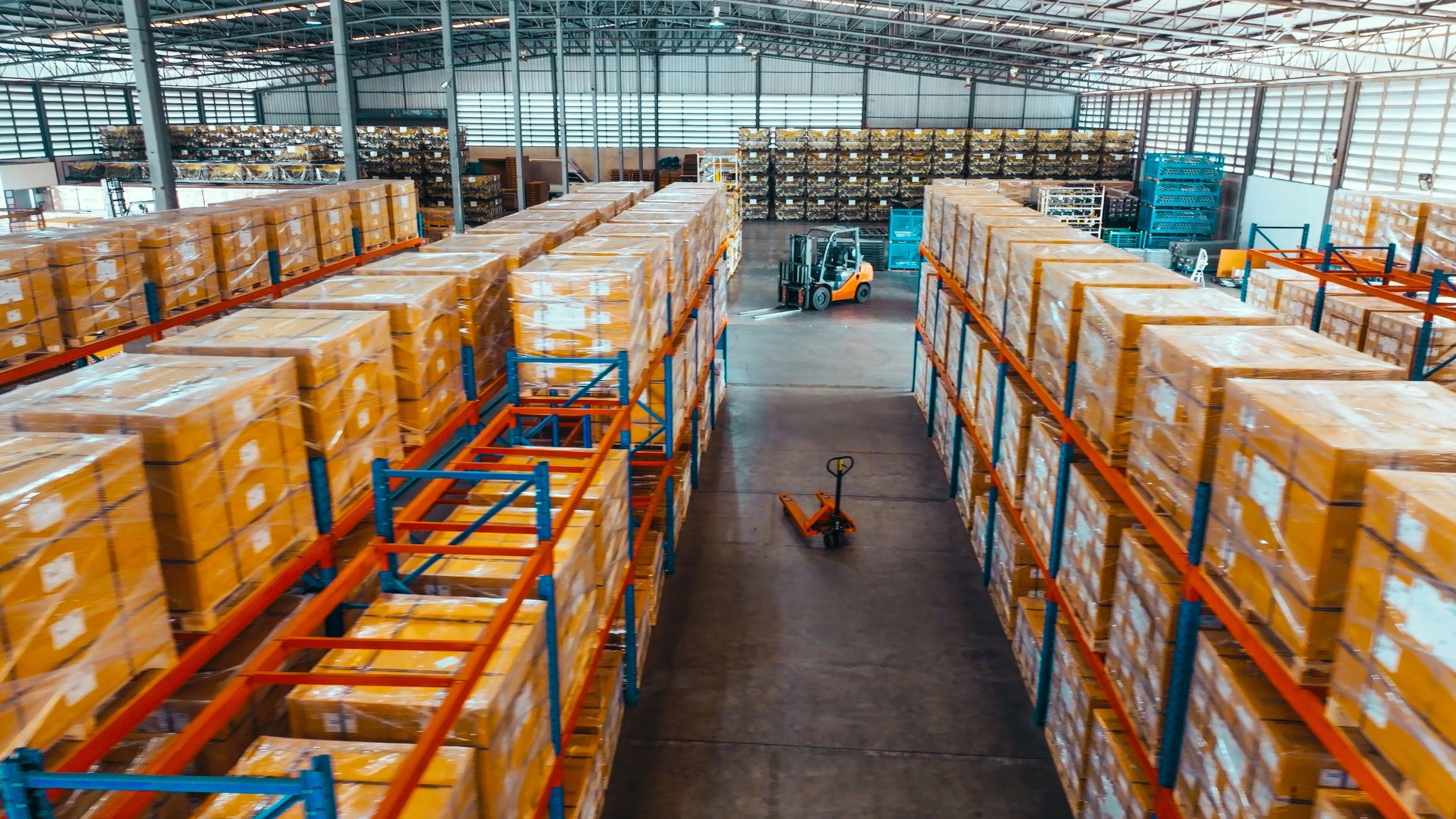 Almacén con suministros y materiales organizados