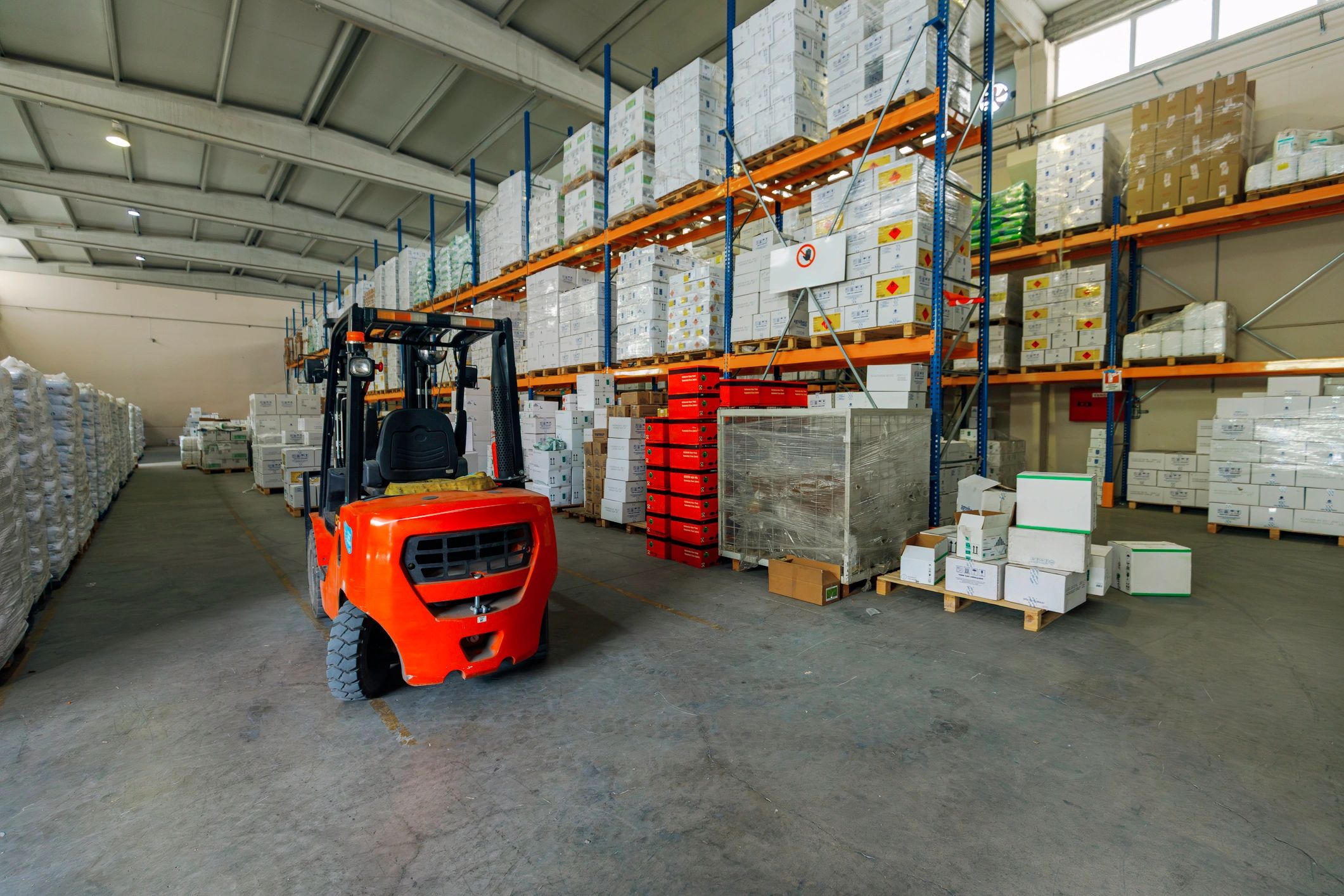 Montacargas en almacén logístico con productos