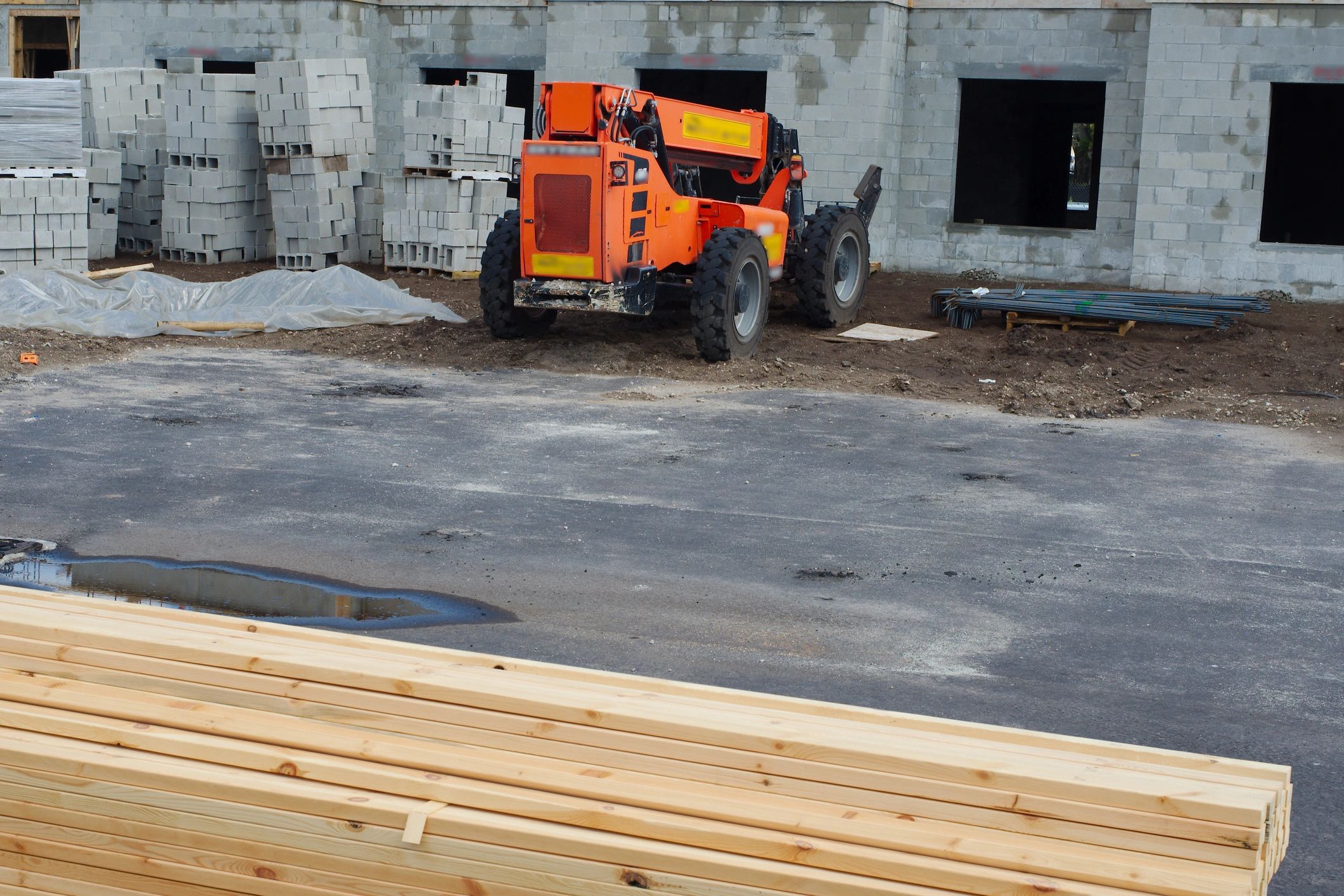 Sitio de construcción con materiales y maquinaria